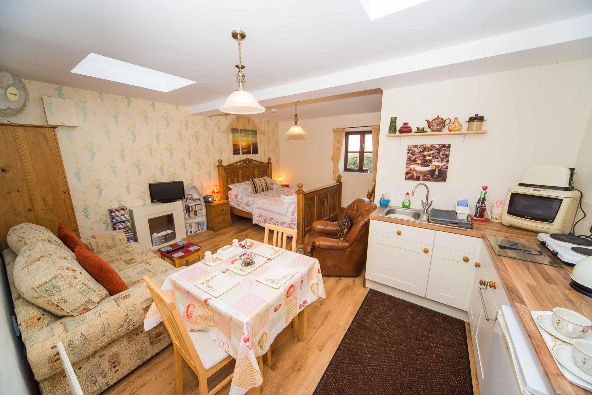 Cozy Snug Room, Short Drive To Lyme Regis, Crackling Fireplace, Private Balcony & Stunning Countryside Views, Free Private Parking & Wifi Axminster Exterior foto