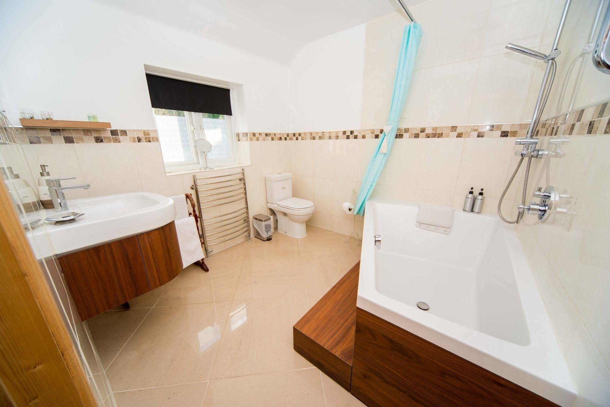 Cozy Snug Room, Short Drive To Lyme Regis, Crackling Fireplace, Private Balcony & Stunning Countryside Views, Free Private Parking & Wifi Axminster Exterior foto